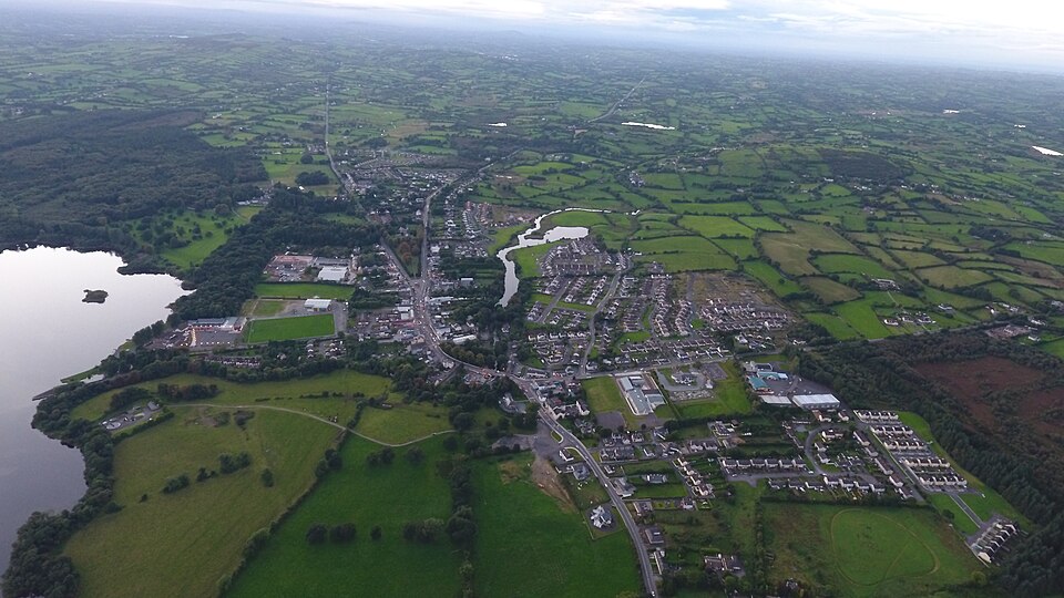 An aerial view of the town of Virginia, County Cavan, showcasing the residential layout next to the expansive waters of Lough Ramor.